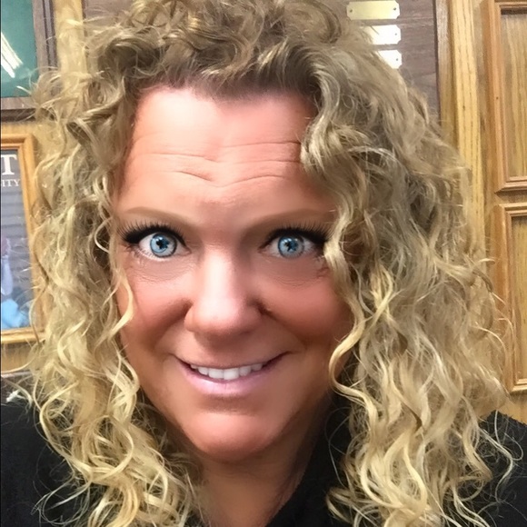 Profile Picture of Michele Carlow (@michelelynn) on Poshmark