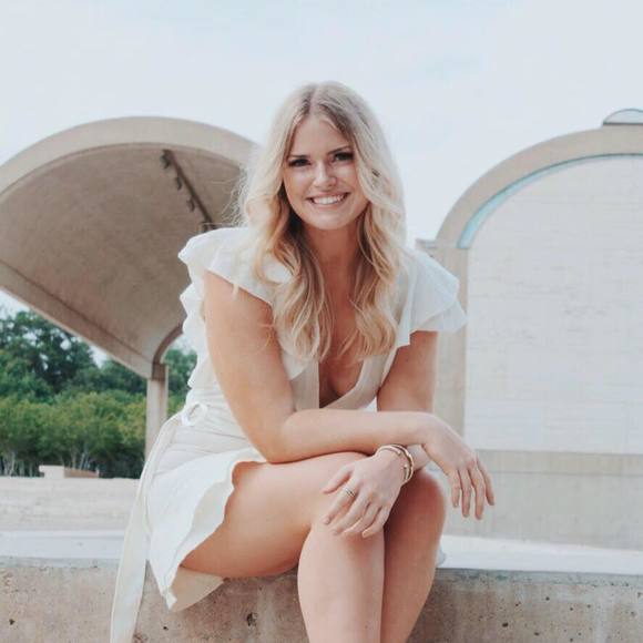 Profile Picture of Hope Wright (@hopewright227) on Poshmark
