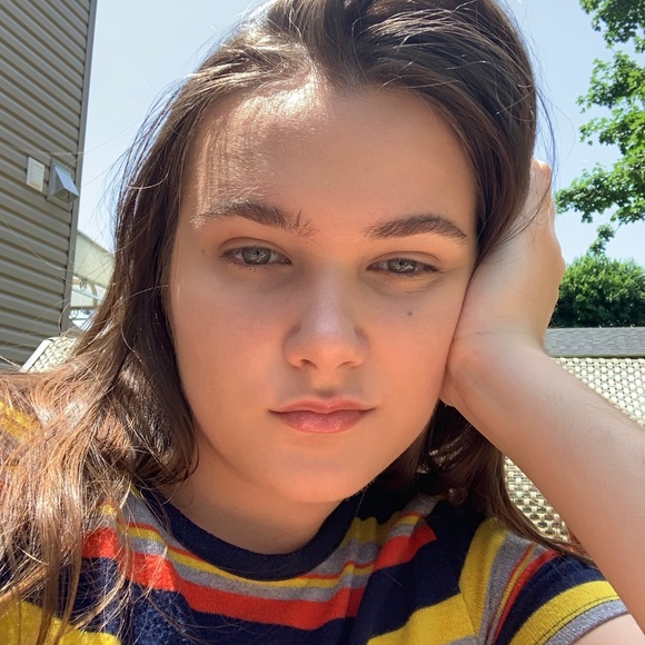 Profile Picture of Melanie Popescu (@lawpou) on Poshmark