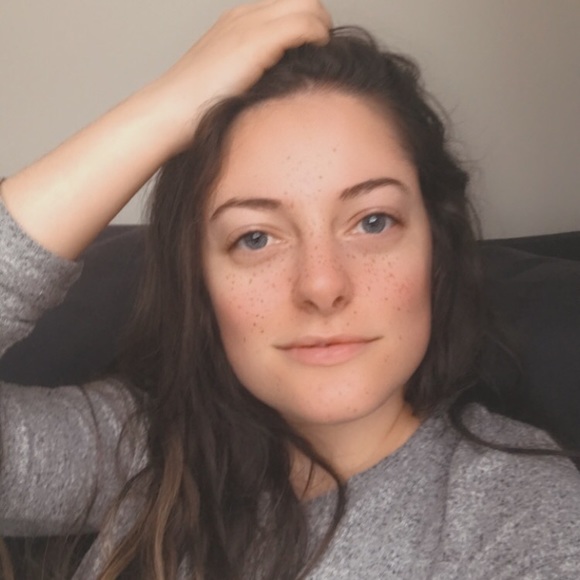 Profile Picture of Julia Sauve (@juliashmoolia_) on Poshmark