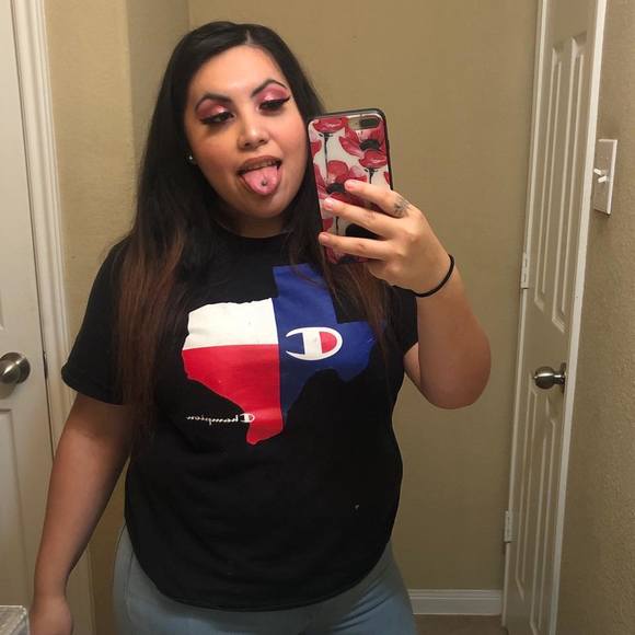 Profile Picture of Victoria Ontiveros (@gavachaa) on Poshmark