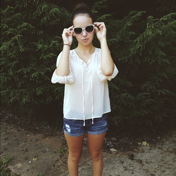 Profile Picture of Sari-grace Chaback (@sarigrace) on Poshmark