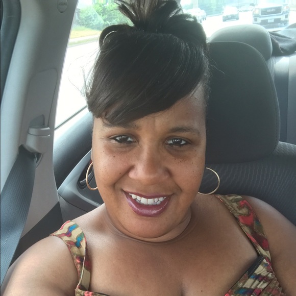 Profile Picture of Martina Van norden (@teachmrsv) on Poshmark