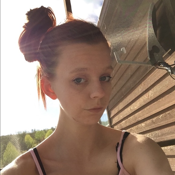 Profile Picture of Taylor Selby (@blowsmoke123) on Poshmark