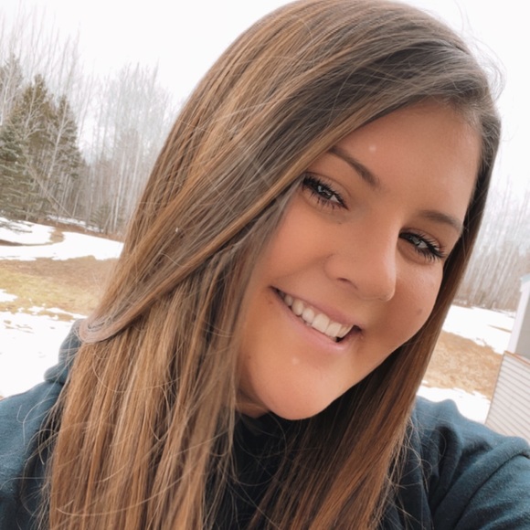 Profile Picture of Chloe Socha (@chloesocha) on Poshmark