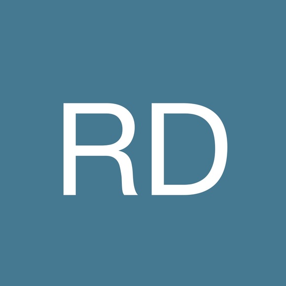 Profile Picture of Robin Day (@robinmd84) on Poshmark