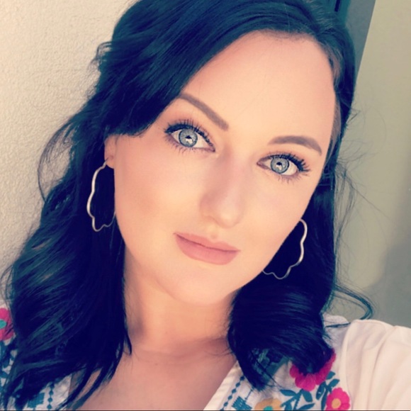 Profile Picture of Britney Mannon (@britmannon) on Poshmark