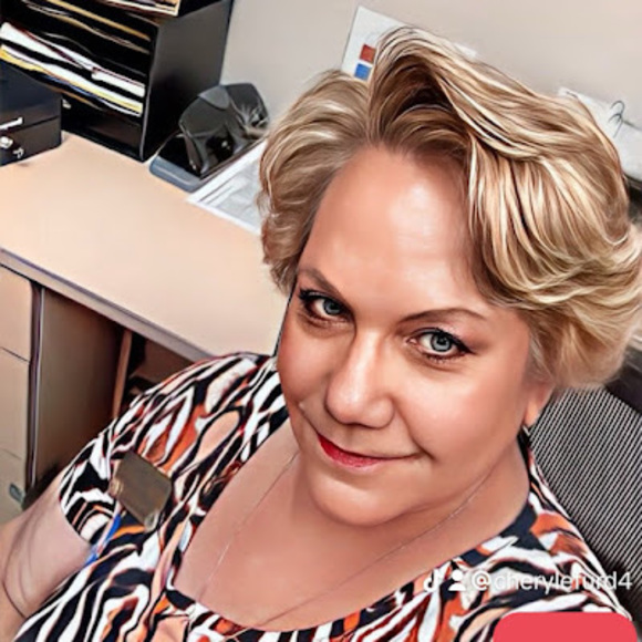 Profile Picture of Cheryl Efurd (@cherylefurd) on Poshmark