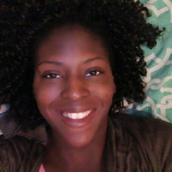 Profile Picture of Stephanie Roundtree (@steprose) on Poshmark