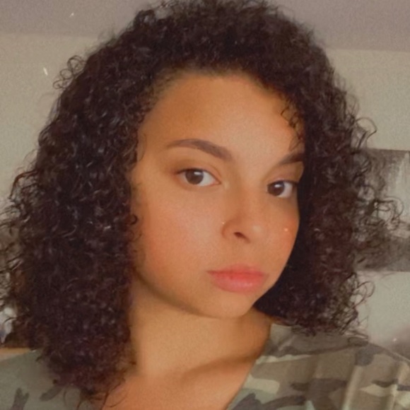 Profile Picture of Larissa Fernandes (@larissa92015) on Poshmark