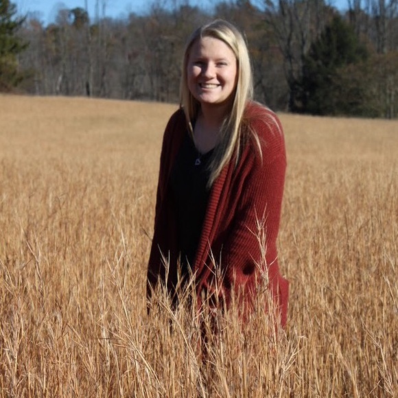 Profile Picture of Skylar Linsinbigler (@skylaranne99) on Poshmark