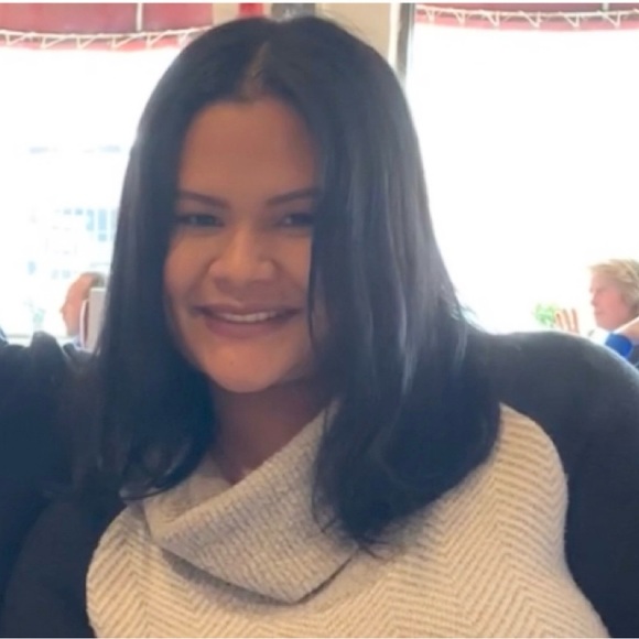 Profile Picture of Suwanee Singpracha (@suwanees) on Poshmark