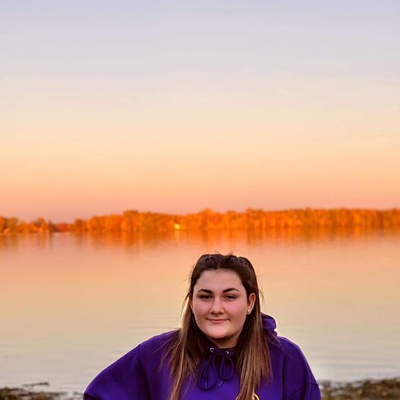 Alicia Chevrefils - Poshmark Profile Picture of Alicia Chevrefils (@alii12) on Poshmark