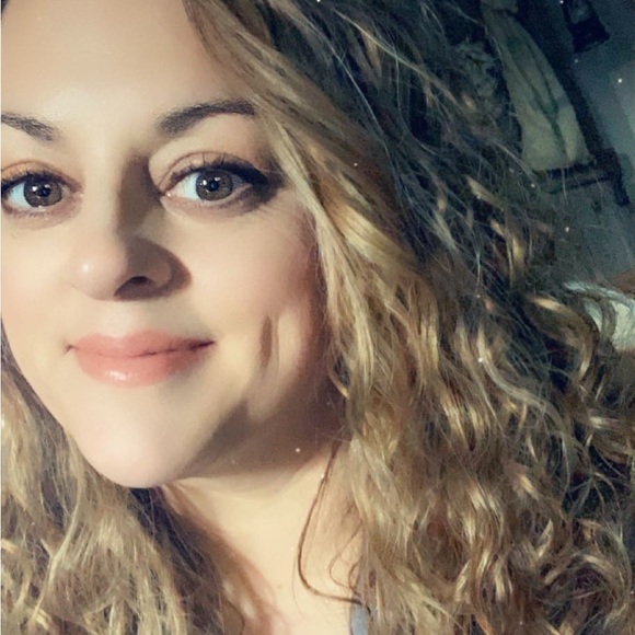 Profile Picture of Renée Skaggs (@sthrncomfort617) on Poshmark