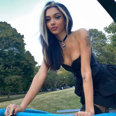 Profile Picture of Esha ♡ (@youngesha1) on Twitter