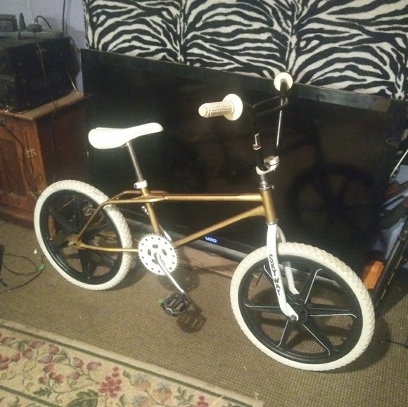 Profile Picture of Larry Baldwin (@larold1976) on Poshmark