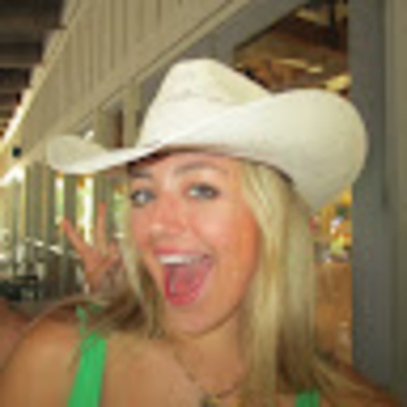 Profile Picture of Haley Hallberg (@haley_hallberg) on Poshmark