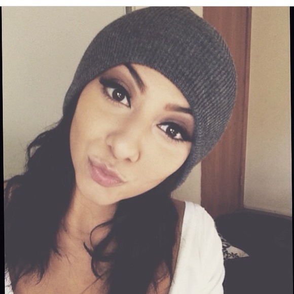 Profile Picture of Isa Guzman (@isabellllllllly) on Poshmark