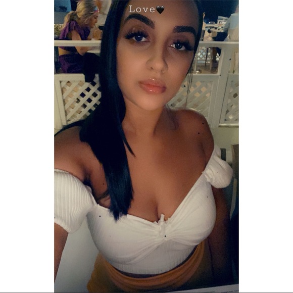 Profile Picture of Laura Santana (@laurasantana929) on Poshmark