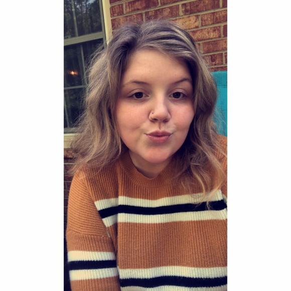 Profile Picture of Elizabeth Holsworth (@elizabethaannn) on Poshmark