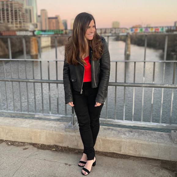 Profile Picture of Caroline Resnick (@clr219) on Poshmark