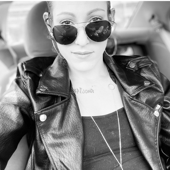 Profile Picture of Chelsea Leimback (@chelsealeimback) on Poshmark