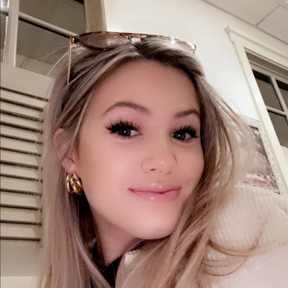 Profile Picture of Alaina Franovich (@alainafranovich) on Poshmark