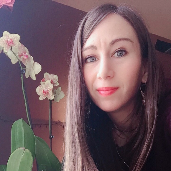 Profile Picture of Pamela Weichmann (@pamelaaw) on Poshmark