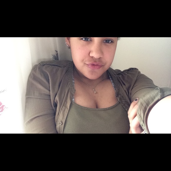 Profile Picture of Randi Roberts (@rai_roberts) on Poshmark