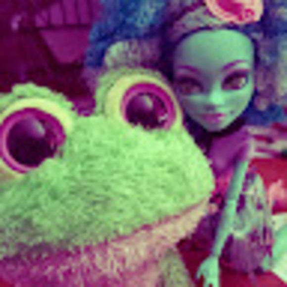 Profile Picture of Azalyn :] (@azioli) on Poshmark