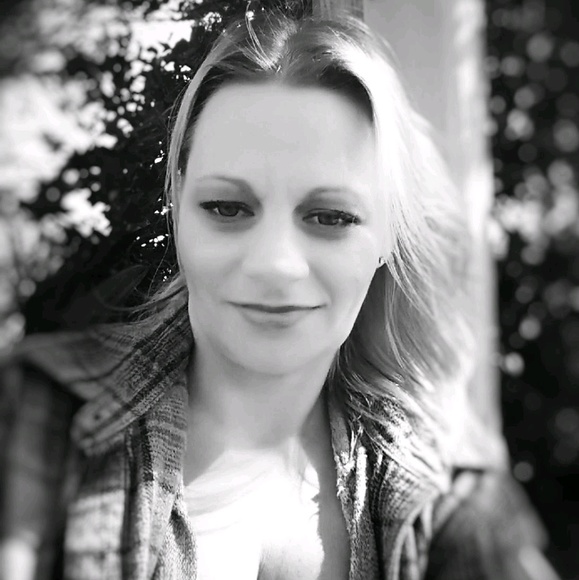 Profile Picture of Andrea Beisner (@nadiacummings) on Poshmark