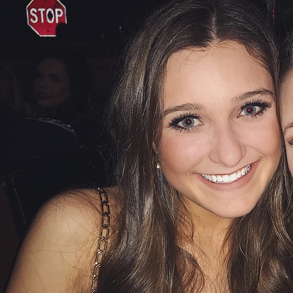 Profile Picture of Hannah Shoemaker (@hannahshoe97) on Poshmark