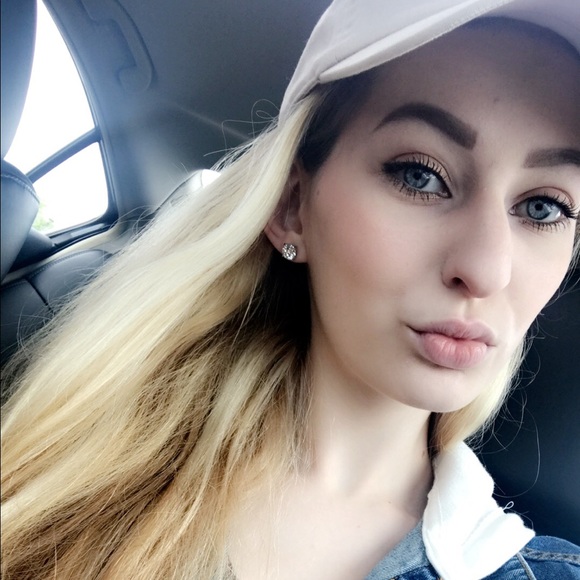 Profile Picture of Kimberly Bates (@kimberlylaur) on Poshmark