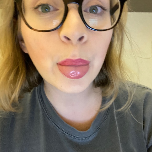 Profile Picture of Emma Oliver (@emmaoliver520) on Poshmark