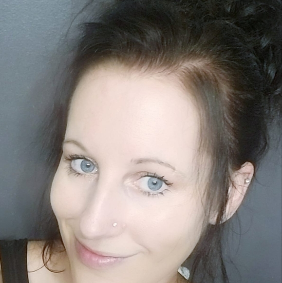 Profile Picture of Laura Hanson (@lauraehanson) on Poshmark