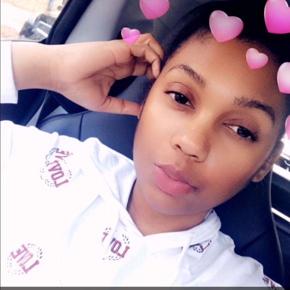 Profile Picture of Angela Astacio (@jairielys) on Poshmark