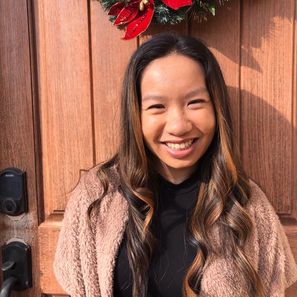 Profile Picture of Arianna Choing (@achoing) on Poshmark