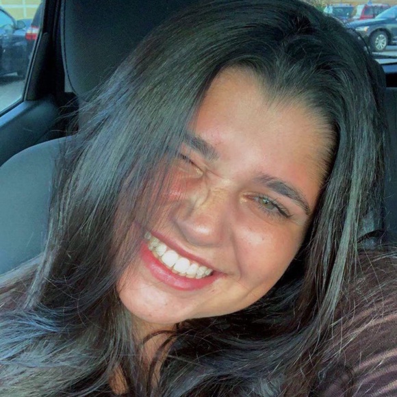 Profile Picture of Sophia Espinola (@sophiaespinola) on Poshmark