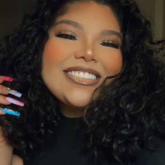 Profile Picture of Luz Alvarez (@lavlarez1026) on Poshmark