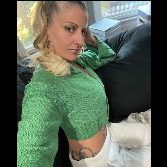 Profile Picture of Mikki Shea (@mikkishea76) on Poshmark