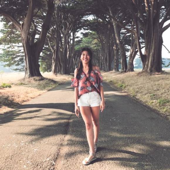 Profile Picture of Jeeyoung Hwang (@jeeyounghwang) on Poshmark