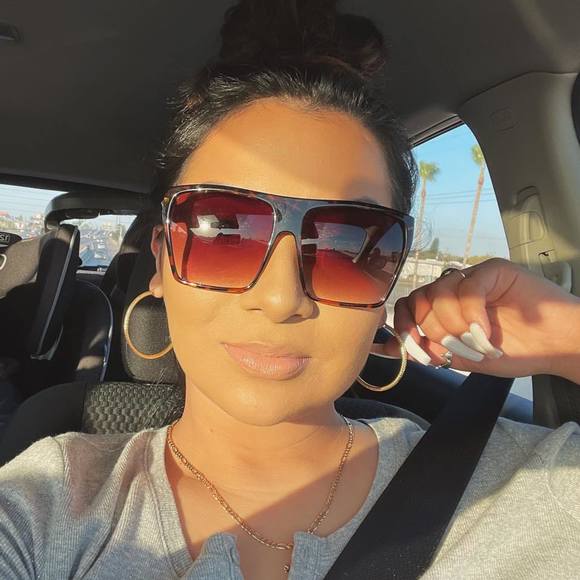 Profile Picture of Daniela Rodela (@danielad2013) on Poshmark