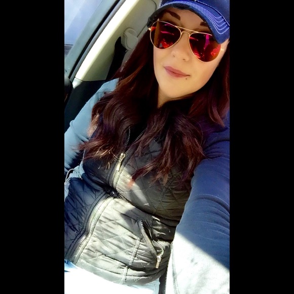 Profile Picture of Audessa Lamoureux (@audessal) on Poshmark