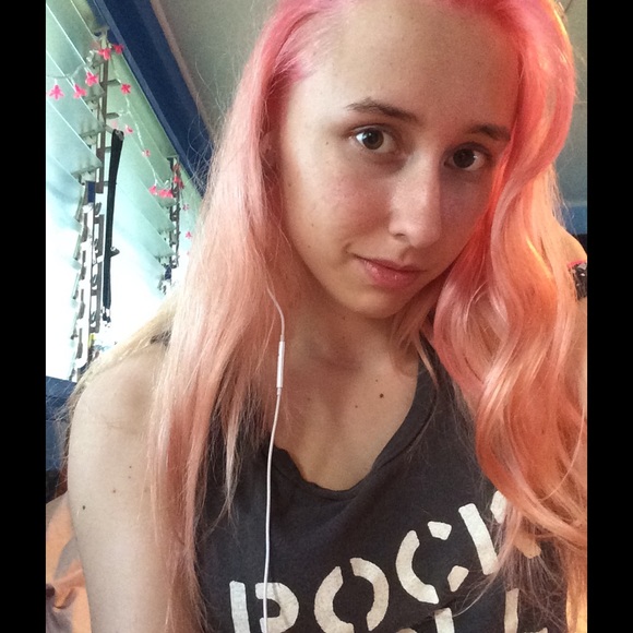 Profile Picture of Audreen H (@audreen) on Poshmark