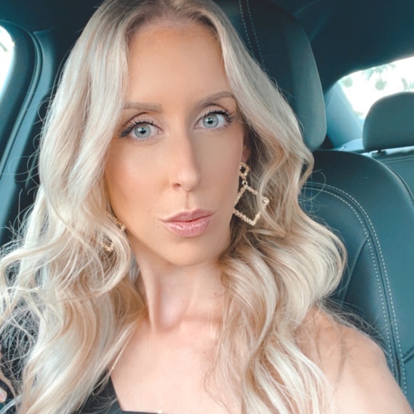 Profile Picture of Rachel Dicus (@rachdicus) on Poshmark