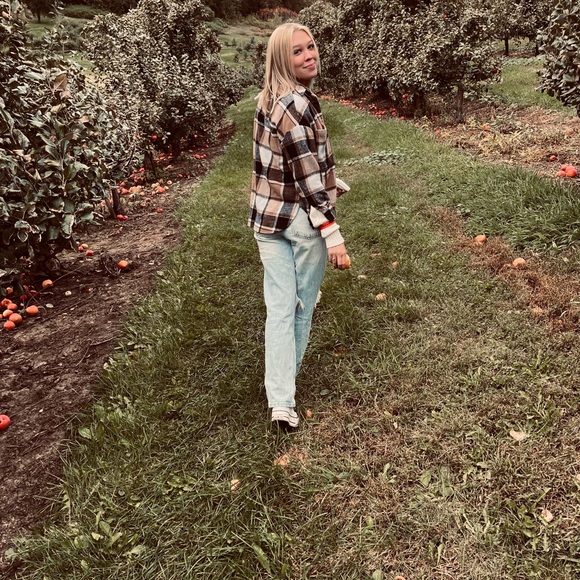 Profile Picture of Claire Weverstad (@clairebear494) on Poshmark