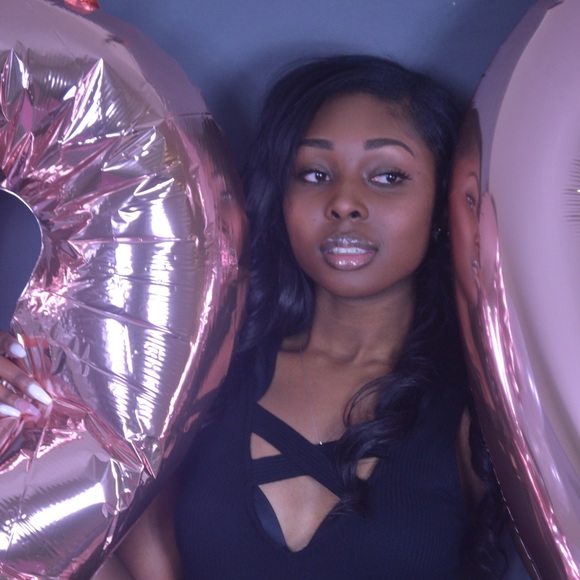 Profile Picture of Ariel Elyse (@elyseariel) on Poshmark