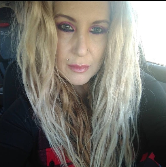 Profile Picture of Andrea Squeglia (@andreasqueglia) on Poshmark