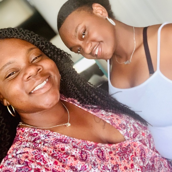 Profile Picture of Charnae Hardy (@charnaehardy) on Poshmark