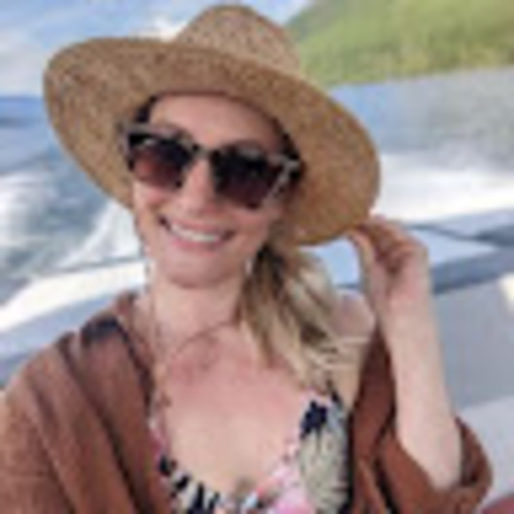 Profile Picture of Whitney Weir (@whitneyaweir) on Poshmark